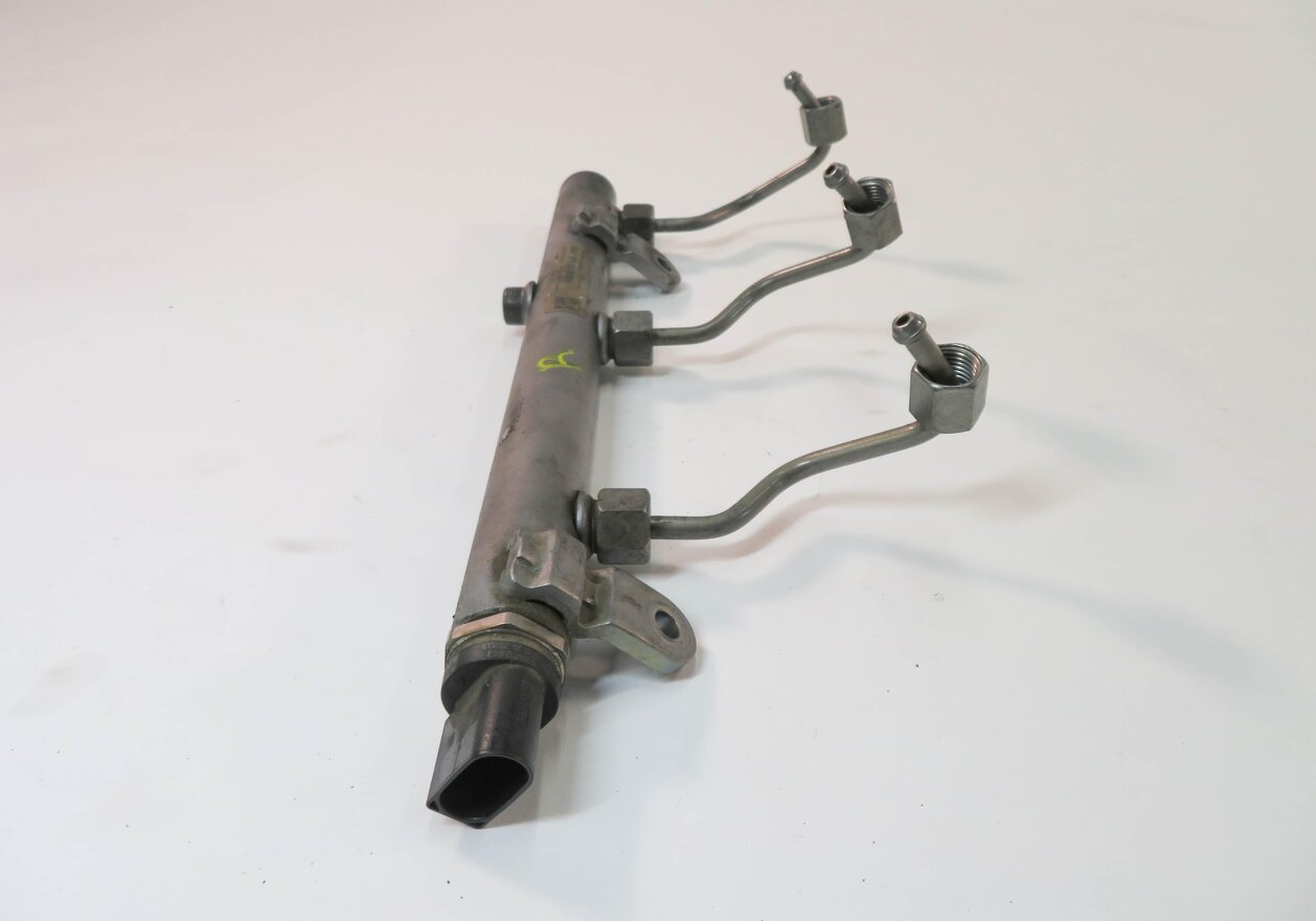 Thumbnail 4: 2011 MERCEDES E350 (W212) 3.0L OM642 DIESEL ENGINE - RIGHT FUEL RAIL w/ LINES