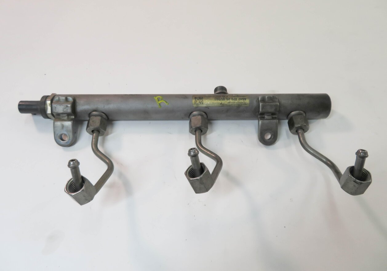Thumbnail 5: 2011 MERCEDES E350 (W212) 3.0L OM642 DIESEL ENGINE - RIGHT FUEL RAIL w/ LINES