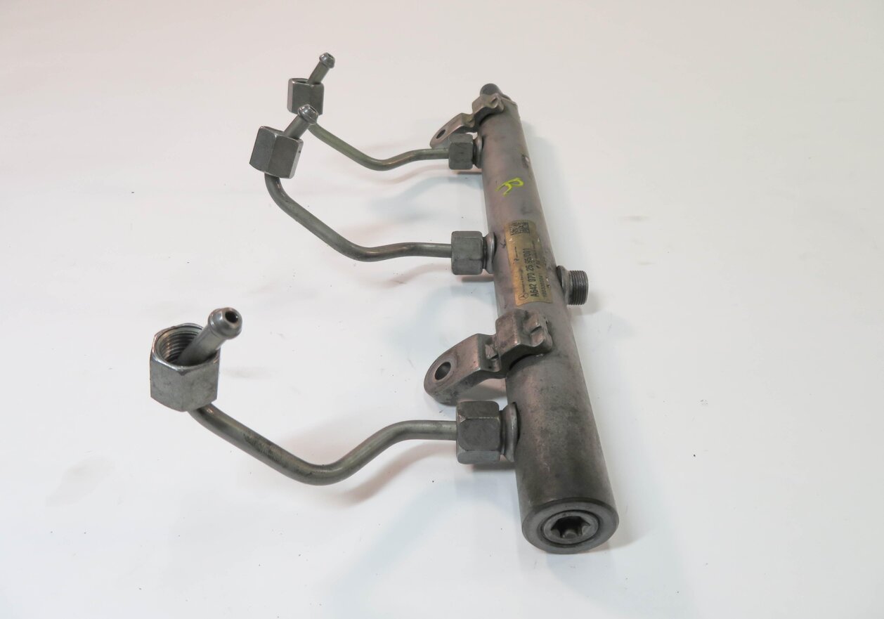Thumbnail 6: 2011 MERCEDES E350 (W212) 3.0L OM642 DIESEL ENGINE - RIGHT FUEL RAIL w/ LINES