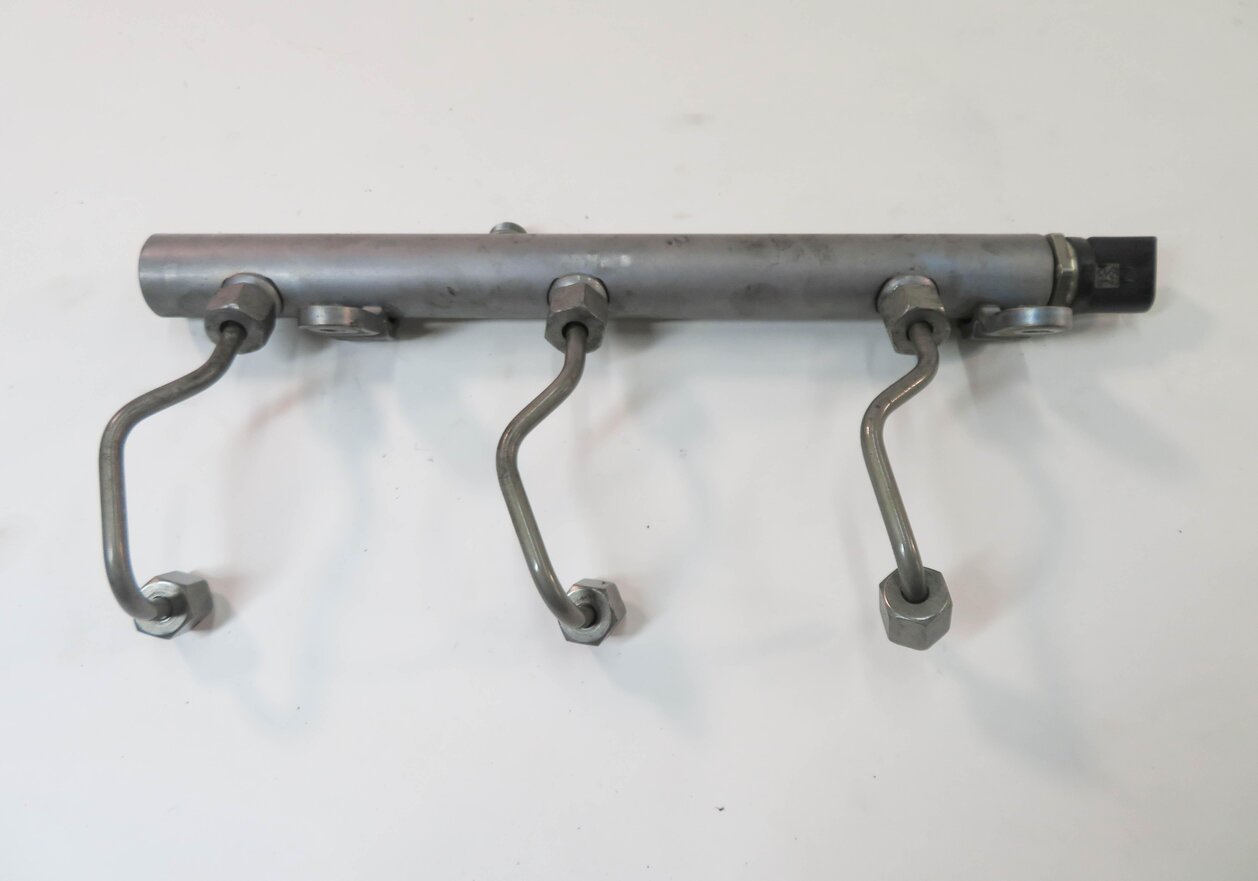 Thumbnail 7: 2011 MERCEDES E350 (W212) 3.0L OM642 DIESEL ENGINE - RIGHT FUEL RAIL w/ LINES