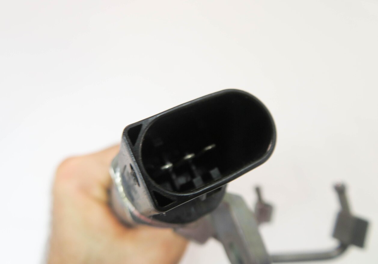 Thumbnail 8: 2011 MERCEDES E350 (W212) 3.0L OM642 DIESEL ENGINE - RIGHT FUEL RAIL w/ LINES