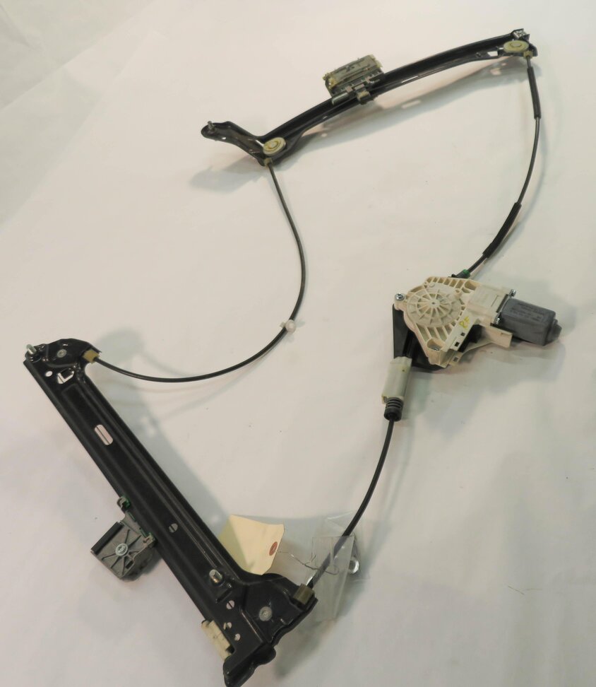 Thumbnail 2: 2010 AUDI A5 (B8 8T) COUPE - RIGHT PASSENGER DOOR WINDOW REGULATOR w/ MOTOR