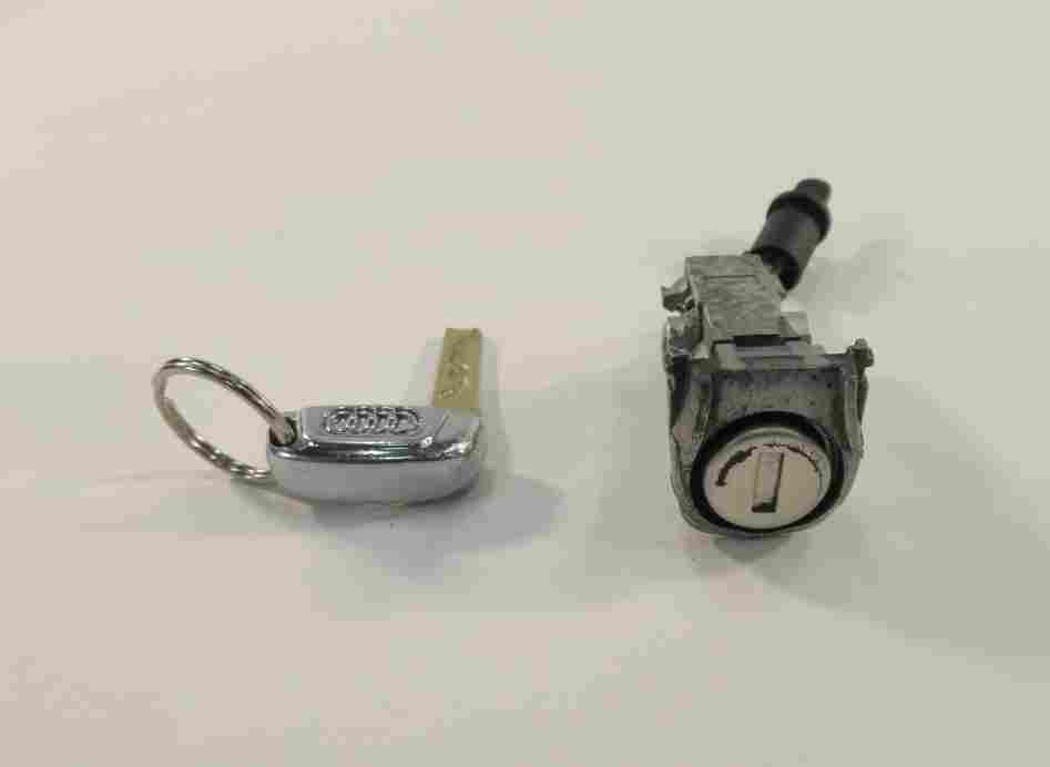 Thumbnail 4: 2010 AUDI A5 COUPE (B8 8T) FRONT LEFT DRIVER DOOR HANDLE LOCK CYLINDER w/KEY SET