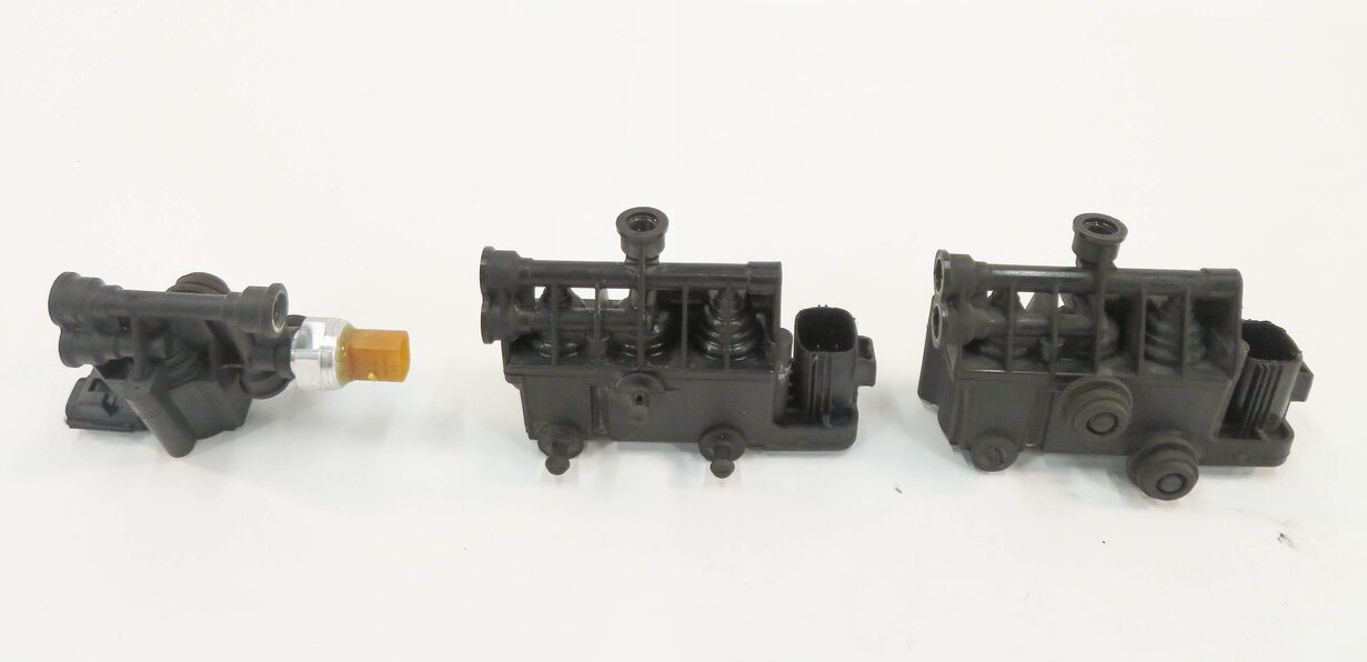 2010 RANGE ROVER SPORT (L320) AIR SUSPENSION TRANSFER RELIEF VALVE BLOCK SET-3