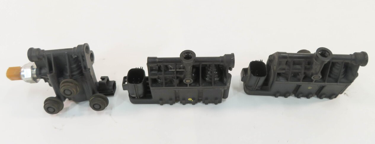 Thumbnail 3: 2010 RANGE ROVER SPORT (L320) AIR SUSPENSION TRANSFER RELIEF VALVE BLOCK SET-3