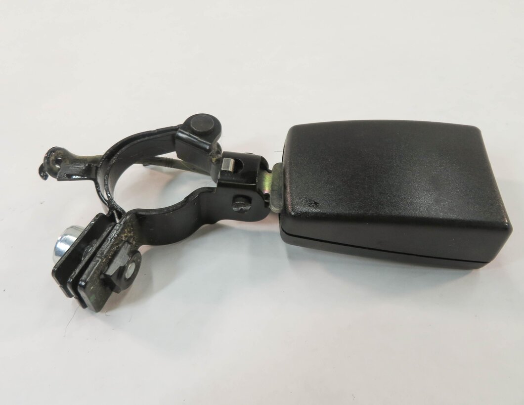 Thumbnail 2: 2010 RANGE ROVER SPORT (L320) REAR 2nd ROW SEAT CENTER SEATBELT BUCKLE RECEIVER