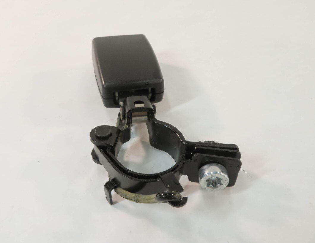 Thumbnail 3: 2010 RANGE ROVER SPORT (L320) REAR 2nd ROW SEAT CENTER SEATBELT BUCKLE RECEIVER