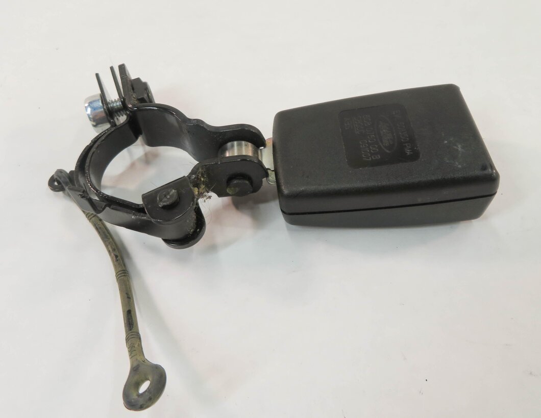 Thumbnail 4: 2010 RANGE ROVER SPORT (L320) REAR 2nd ROW SEAT CENTER SEATBELT BUCKLE RECEIVER