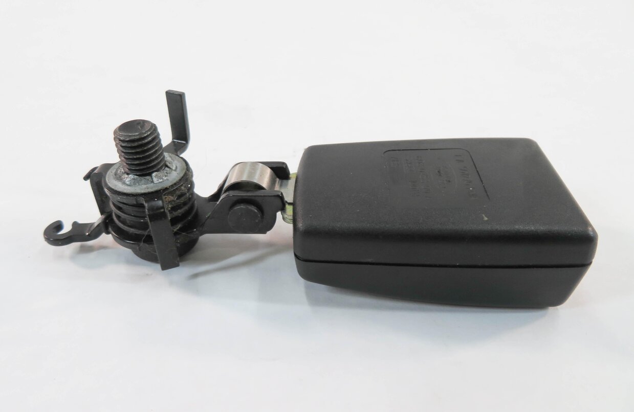 Thumbnail 6: 2010 RANGE ROVER SPORT (L320) REAR SEAT CENTER SEATBELT BUCKLE RECEIVER