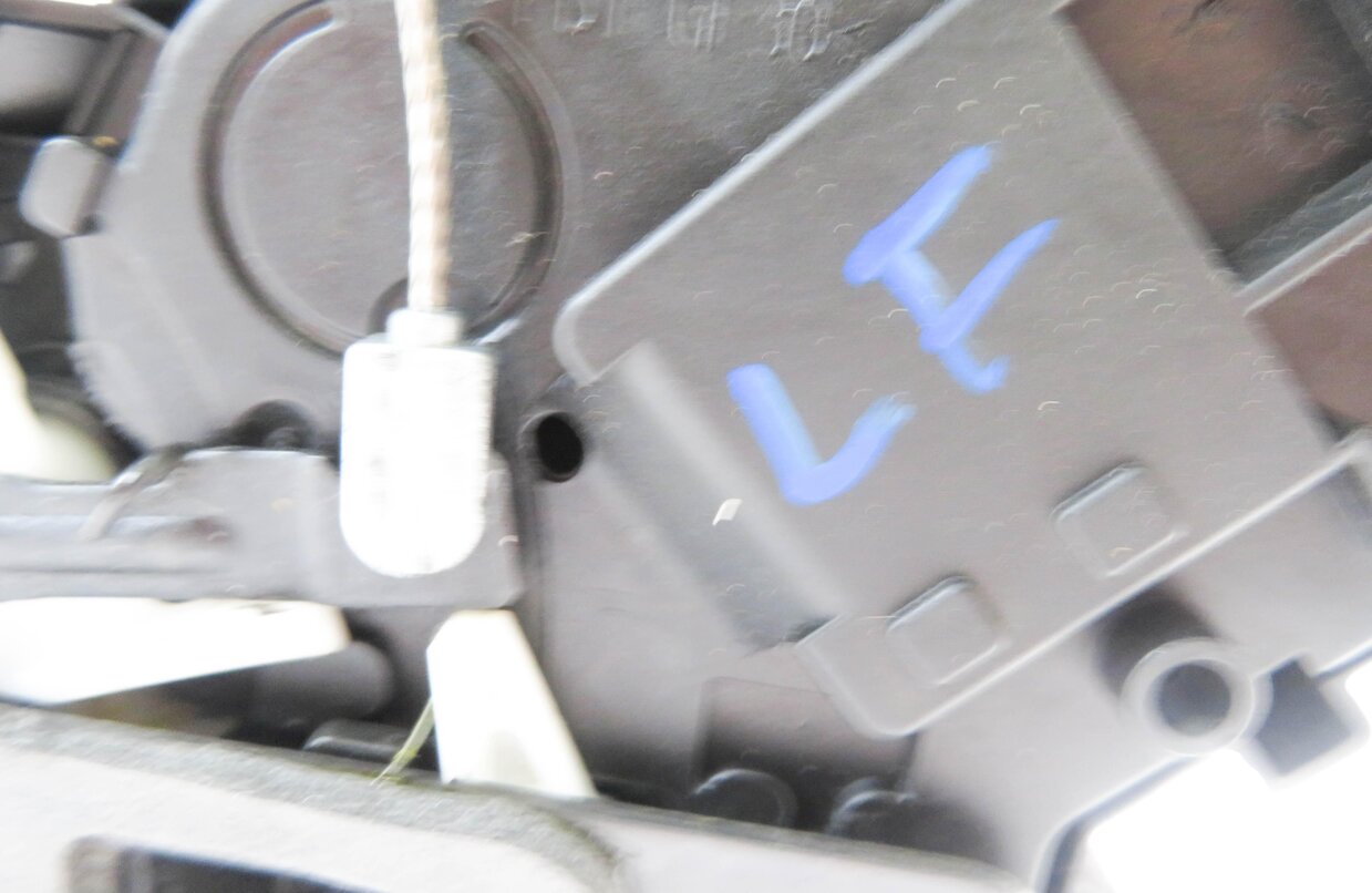 Thumbnail 7: 2010-2019 RANGE ROVER SPORT (L320) EVOQUE LR4 LEFT FRONT PASSIVE DOOR LATCH