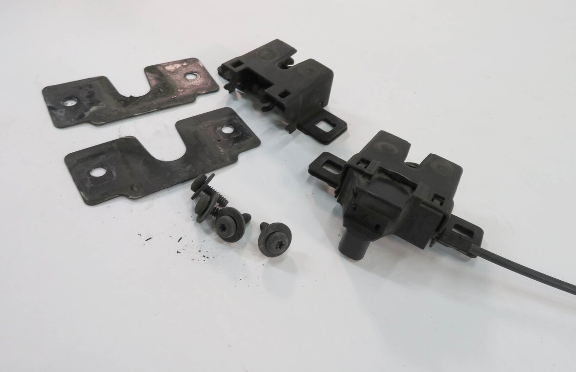 Thumbnail 3: 2011 RANGE ROVER SPORT (L320) FRONT LEFT & RIGHT LOWER HOOD LATCH SET w/ CABLE