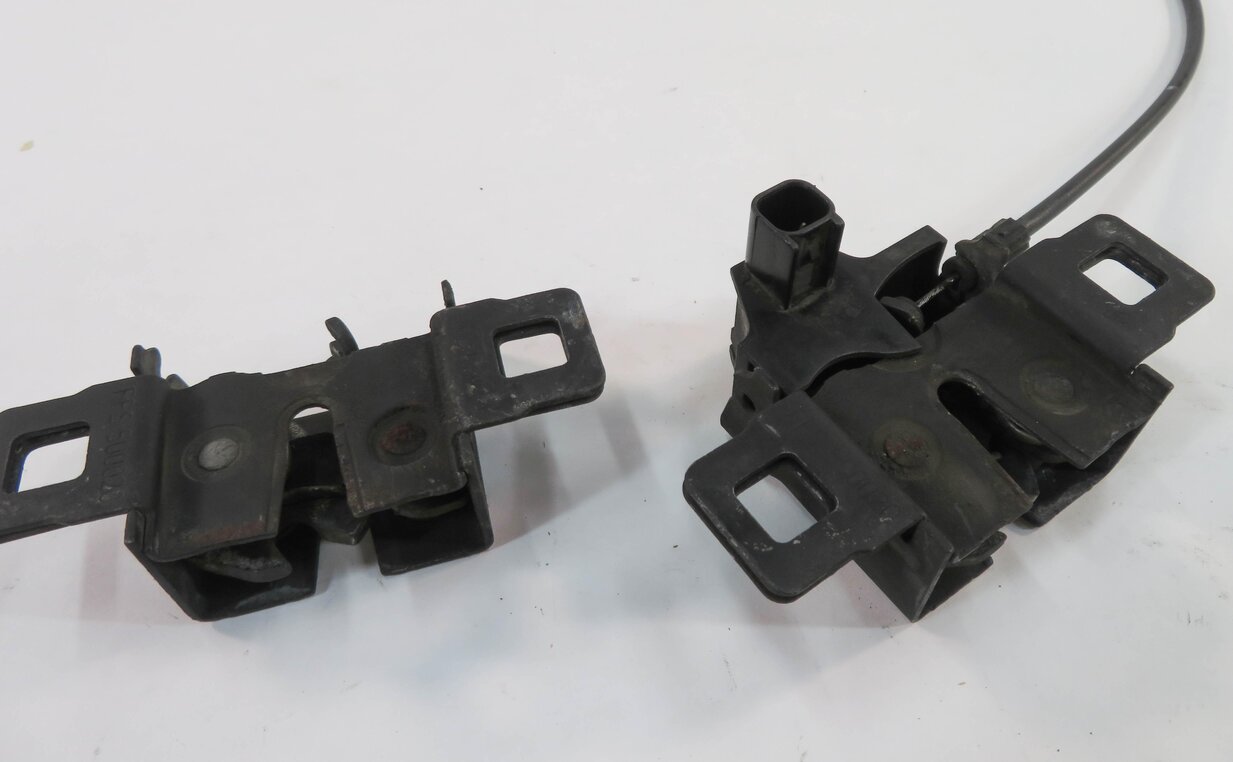 Thumbnail 5: 2011 RANGE ROVER SPORT (L320) FRONT LEFT & RIGHT LOWER HOOD LATCH SET w/ CABLE