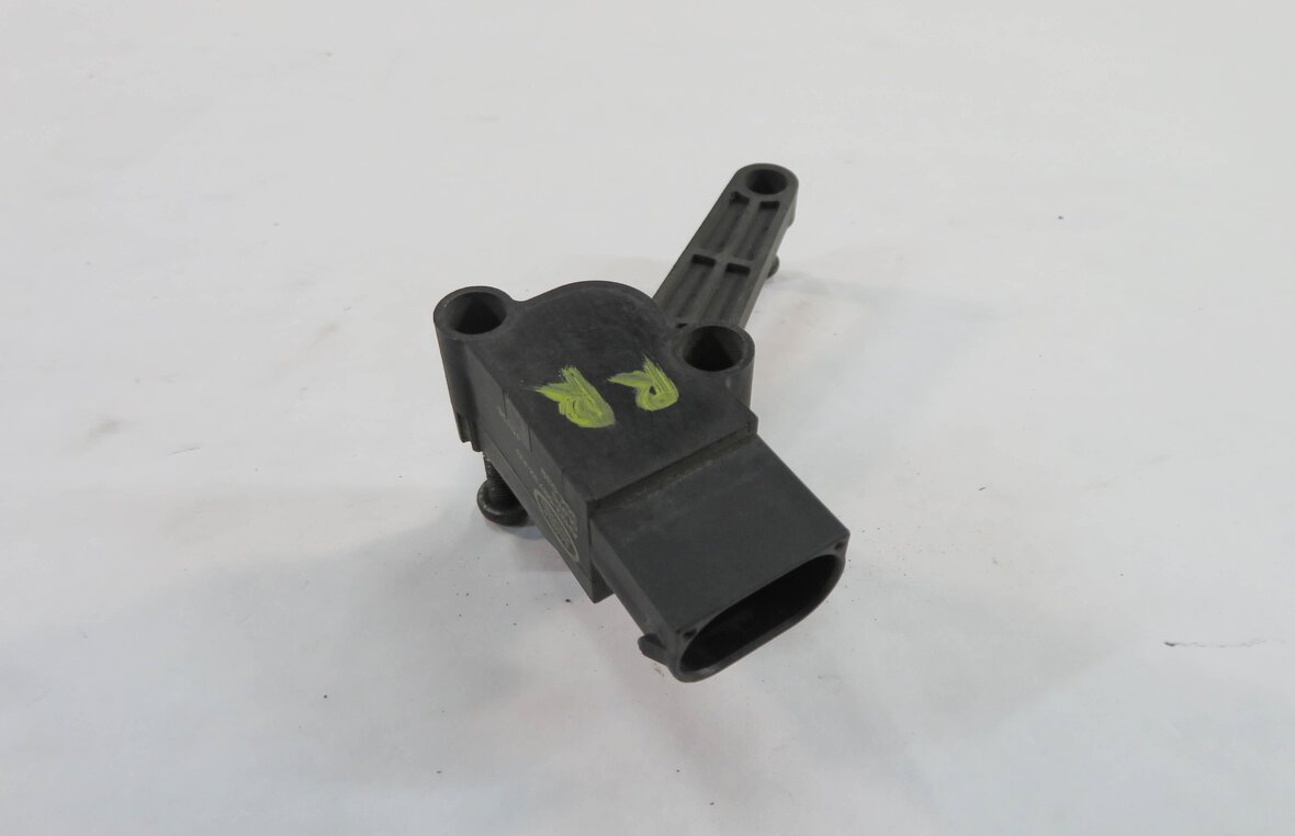 Thumbnail 2: 2010 RANGE ROVER SPORT (L320) RIGHT REAR SUSPENSION HEIGHT LEVEL SENSOR