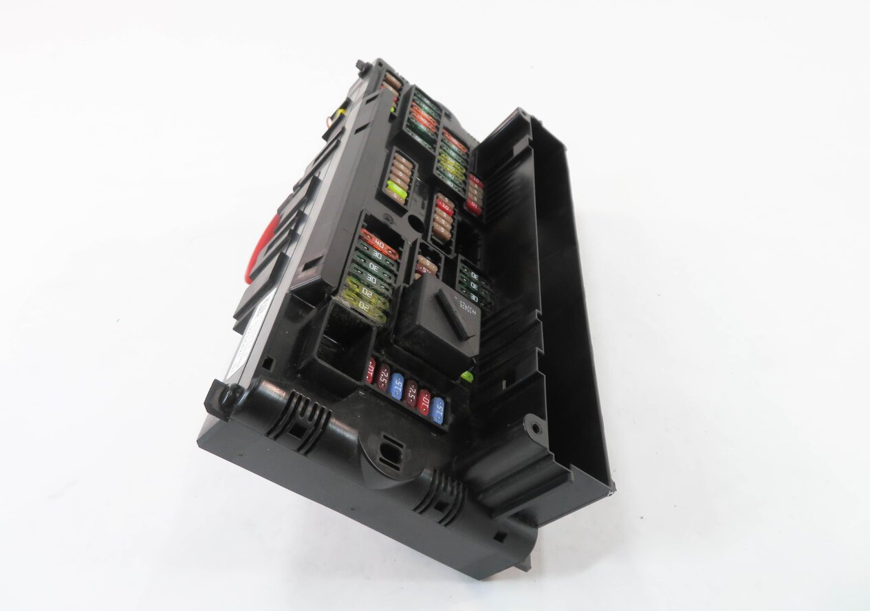Thumbnail 4: 2011 BMW 535i (F10) FRONT POWER DISTRIBUTION FUSE BOX