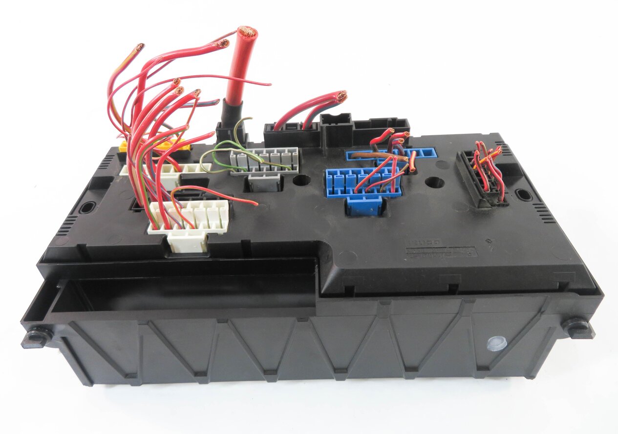 Thumbnail 5: 2011 BMW 535i (F10) FRONT POWER DISTRIBUTION FUSE BOX