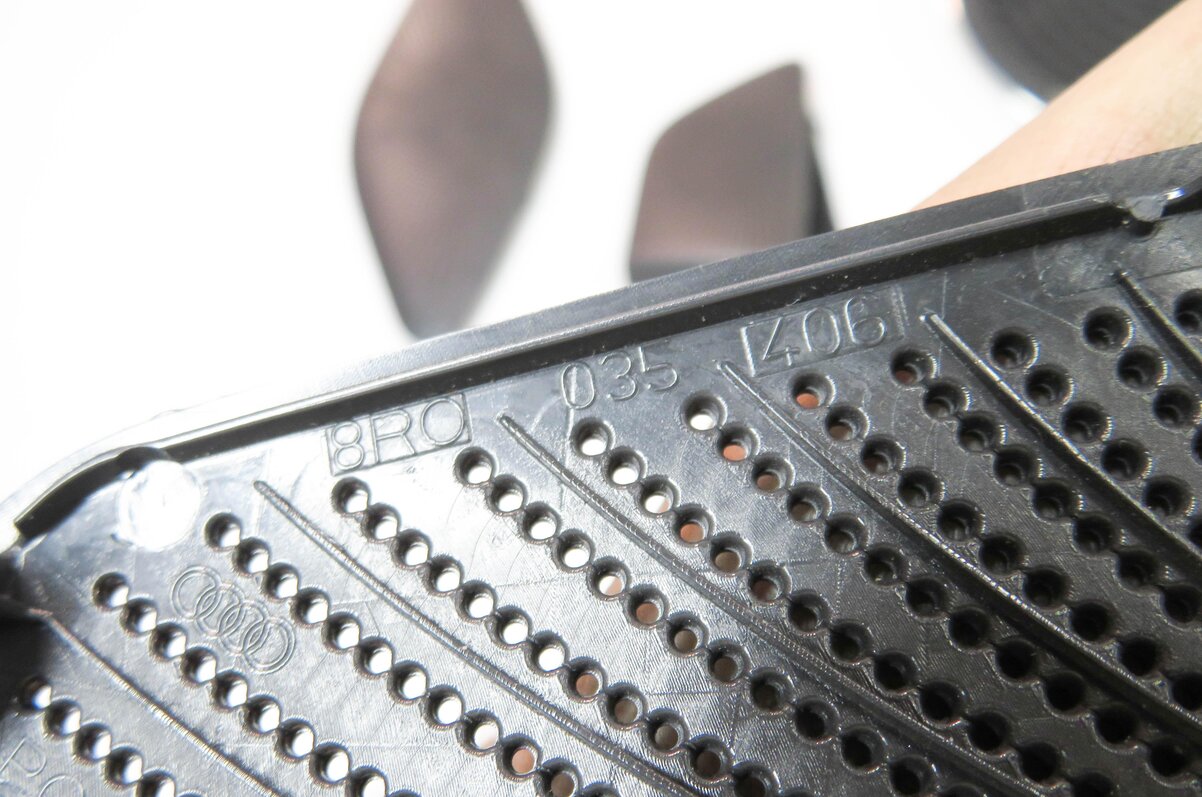 Thumbnail 7: 2009 AUDI Q5 (8R) RADIO STEREO - BANG & OLUFSEN SPEAKER GRILLE TRIM SET-12