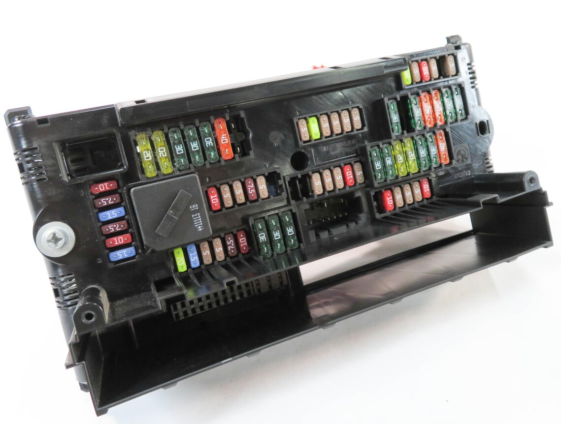 2011 BMW 535i (F10) FRONT POWER DISTRIBUTION FUSE BOX