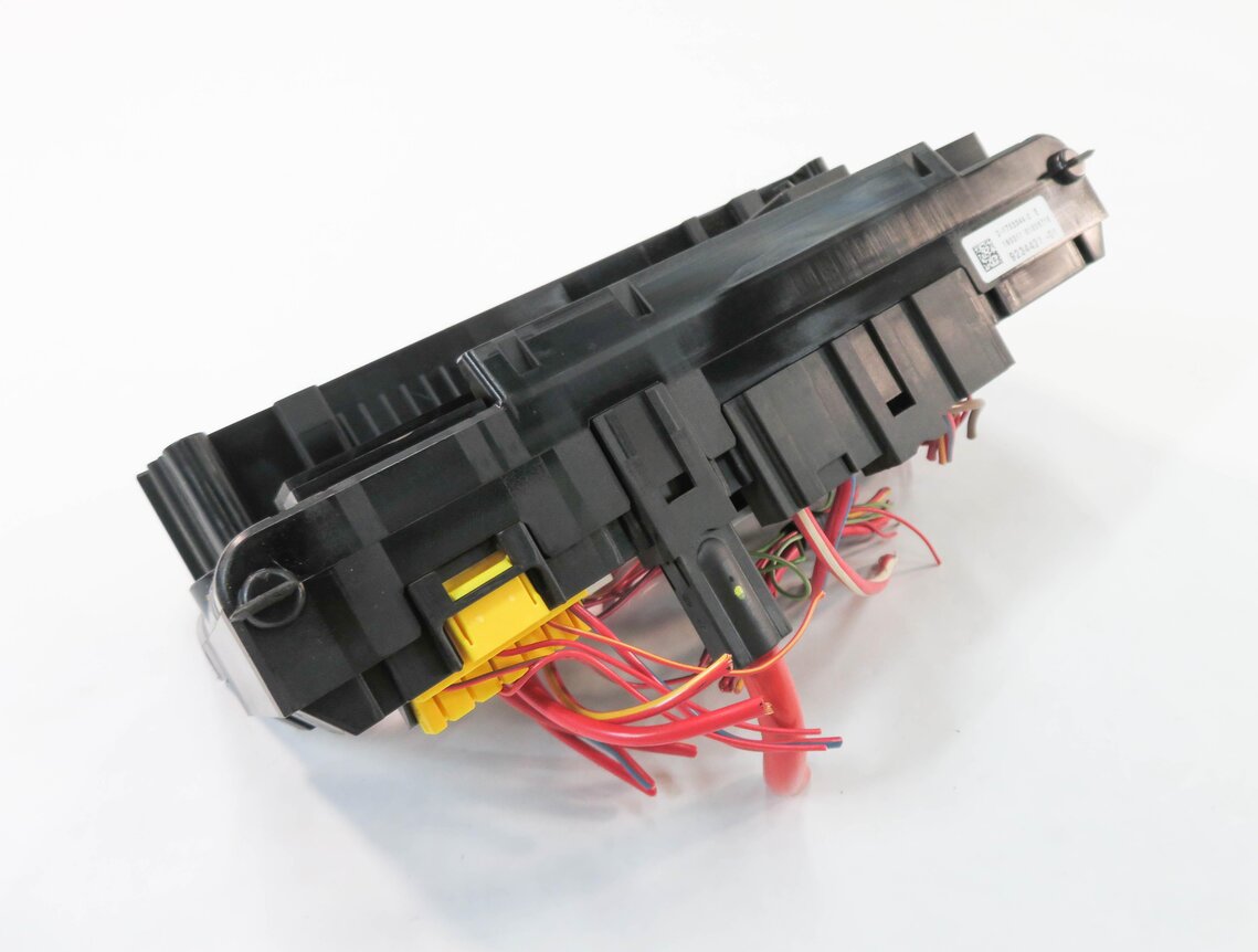 Thumbnail 4: 2011 BMW 535i (F10) FRONT POWER DISTRIBUTION FUSE BOX