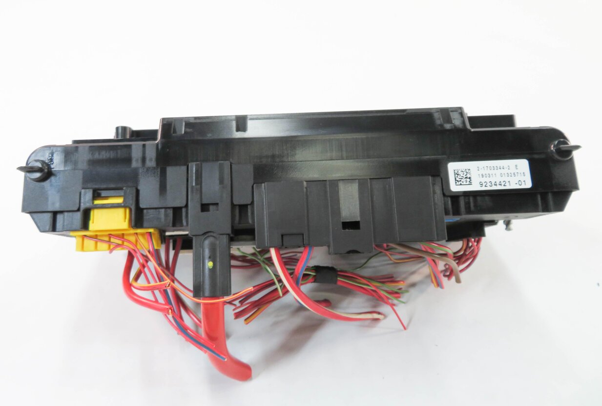 Thumbnail 5: 2011 BMW 535i (F10) FRONT POWER DISTRIBUTION FUSE BOX