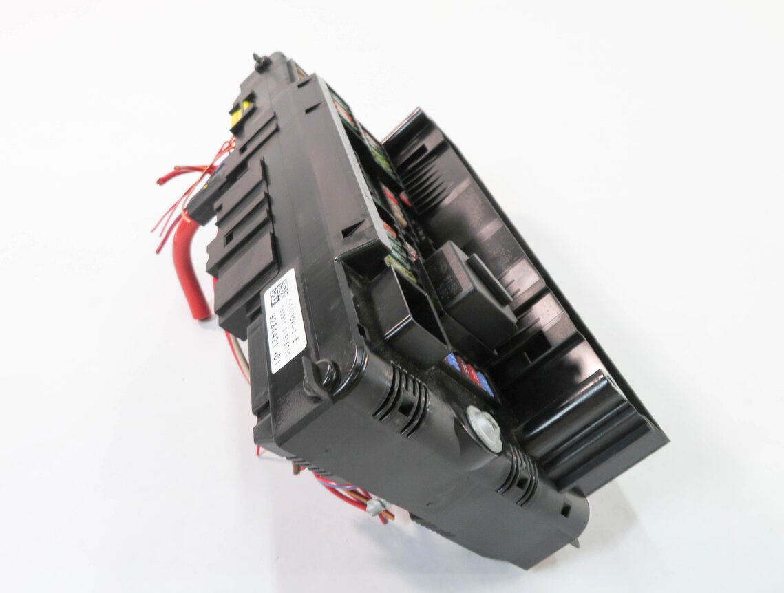 Thumbnail 6: 2011 BMW 535i (F10) FRONT POWER DISTRIBUTION FUSE BOX