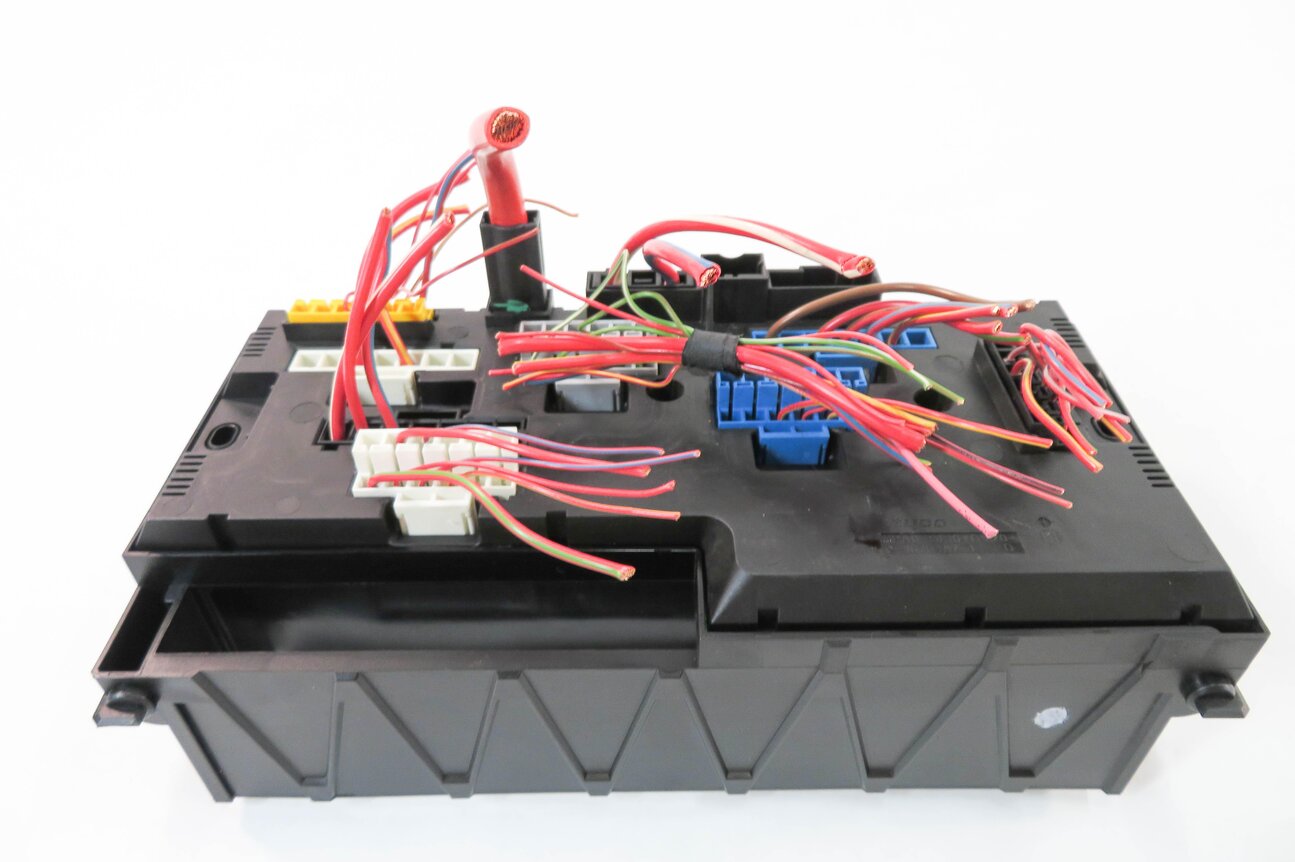 Thumbnail 7: 2011 BMW 535i (F10) FRONT POWER DISTRIBUTION FUSE BOX