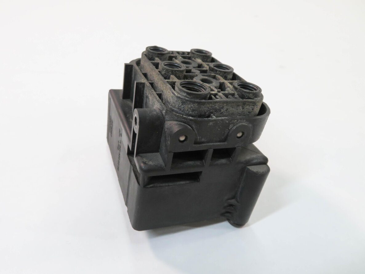 Thumbnail 2: 2007 MERCEDES GL450 (X164) AIR SUSPENSION DISTRIBUTION VALVE BLOCK