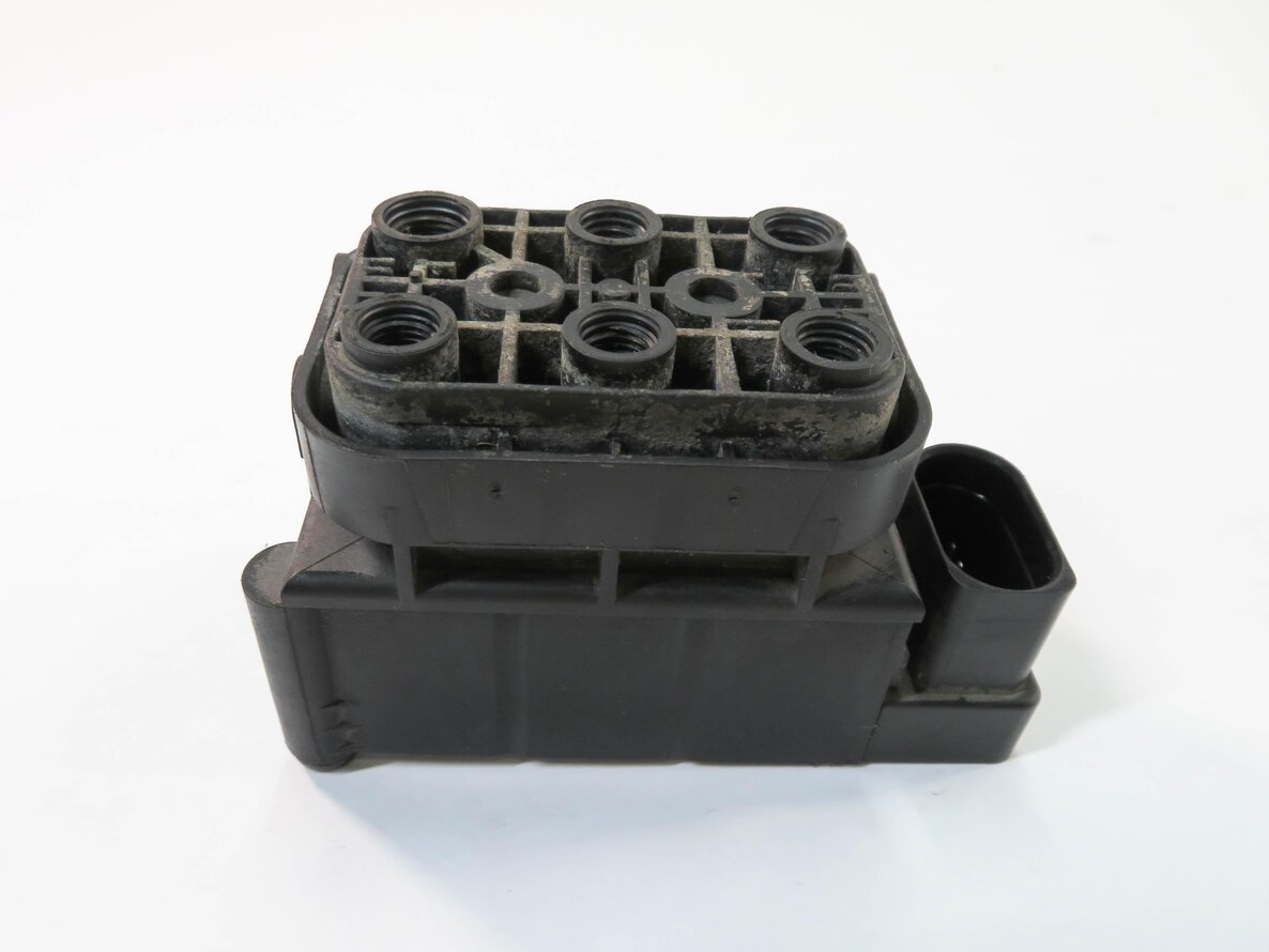 Thumbnail 3: 2007 MERCEDES GL450 (X164) AIR SUSPENSION DISTRIBUTION VALVE BLOCK