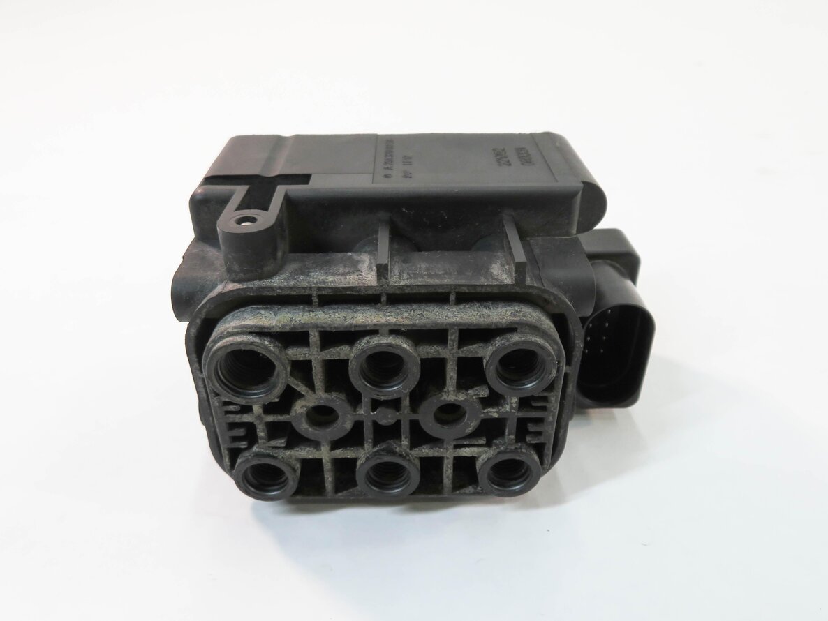 Thumbnail 4: 2007 MERCEDES GL450 (X164) AIR SUSPENSION DISTRIBUTION VALVE BLOCK