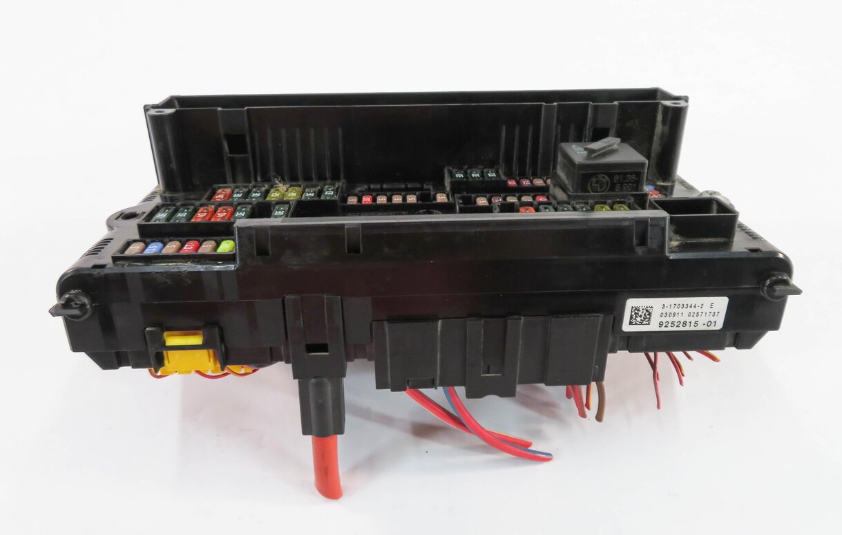 Thumbnail 3: 2012 BMW 535i (F10) FRONT POWER DISTRIBUTION FUSE BOX