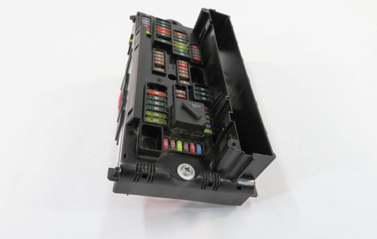 Thumbnail 4: 2012 BMW 535i (F10) FRONT POWER DISTRIBUTION FUSE BOX