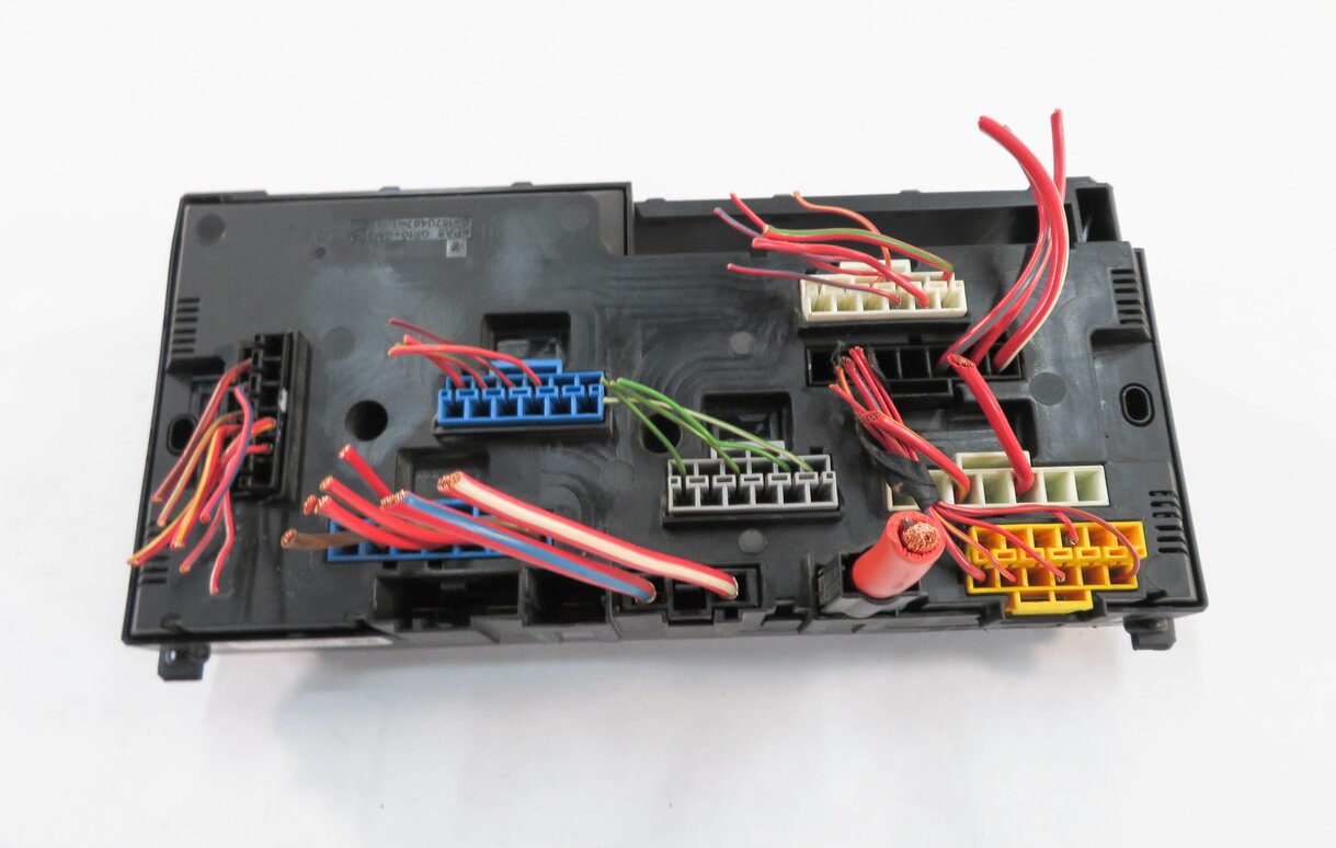 Thumbnail 5: 2012 BMW 535i (F10) FRONT POWER DISTRIBUTION FUSE BOX