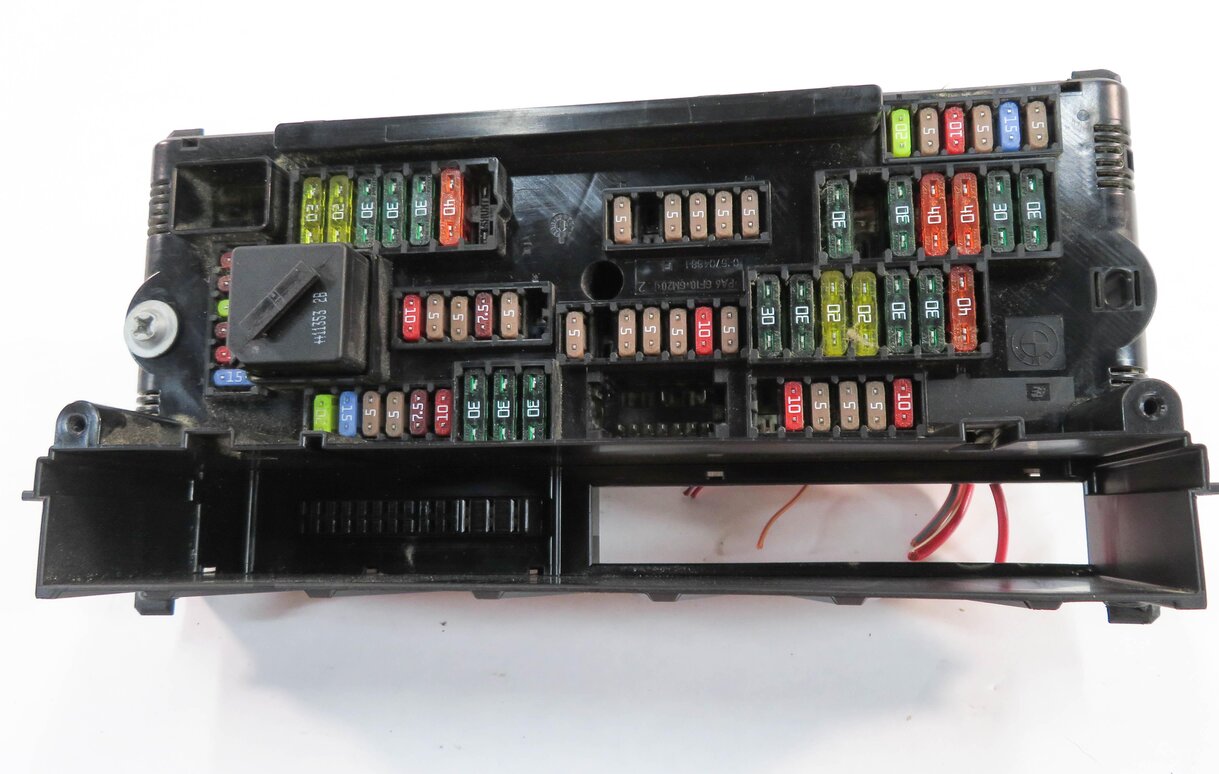 Thumbnail 7: 2012 BMW 535i (F10) FRONT POWER DISTRIBUTION FUSE BOX