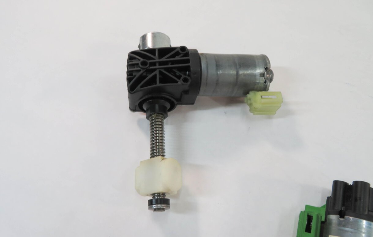 Thumbnail 8: 2012 BMW 535i (F10) RIGHT FRONT PASSENGER POWER SEAT ADJUSTMENT MOTOR SET-4
