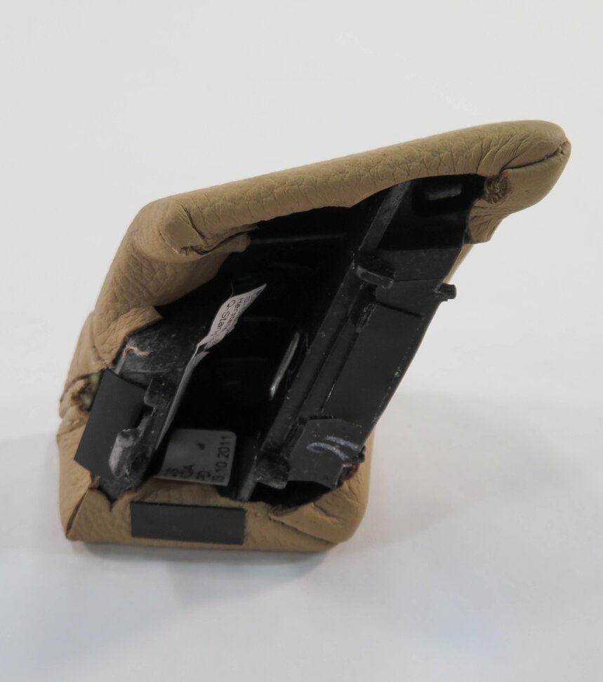 Thumbnail 4: 2012 PORSCHE PANAMERA (970 G1) LEFT REAR DOOR ARMREST TRIM EXTENSION (BEIGE)