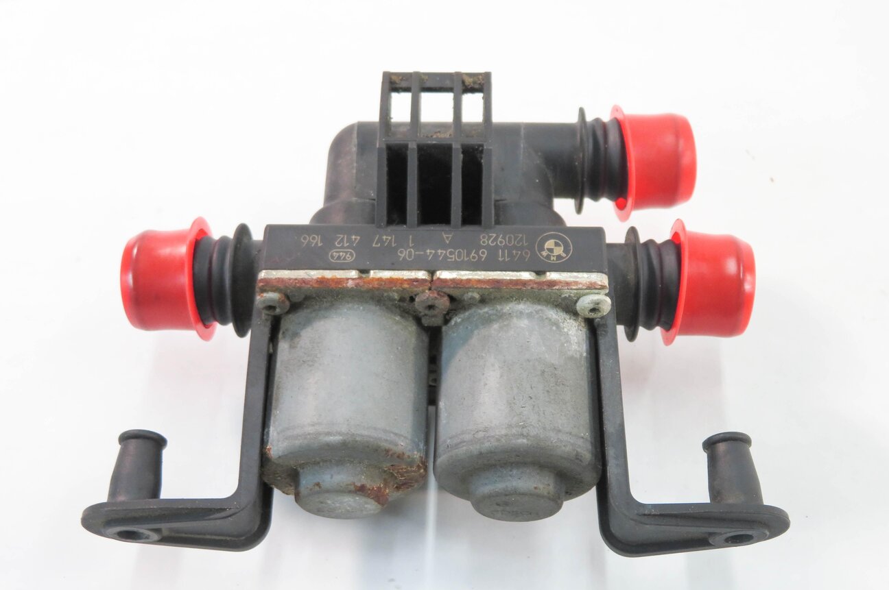 Thumbnail 5: 2013 BMW X5M ///M (E70) 4.4L S63 ENGINE - WATER HEATER CONTROL VALVE SOLENOID