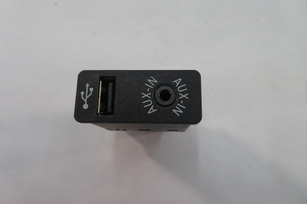 2013 BMW X5M ///M (E70) RADIO STEREO AUX AUXILIRAY AUDIO IN INPUT JACK w/ USB