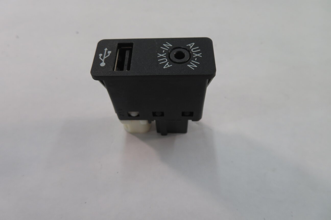 Thumbnail 2: 2013 BMW X5M ///M (E70) RADIO STEREO AUX AUXILIRAY AUDIO IN INPUT JACK w/ USB