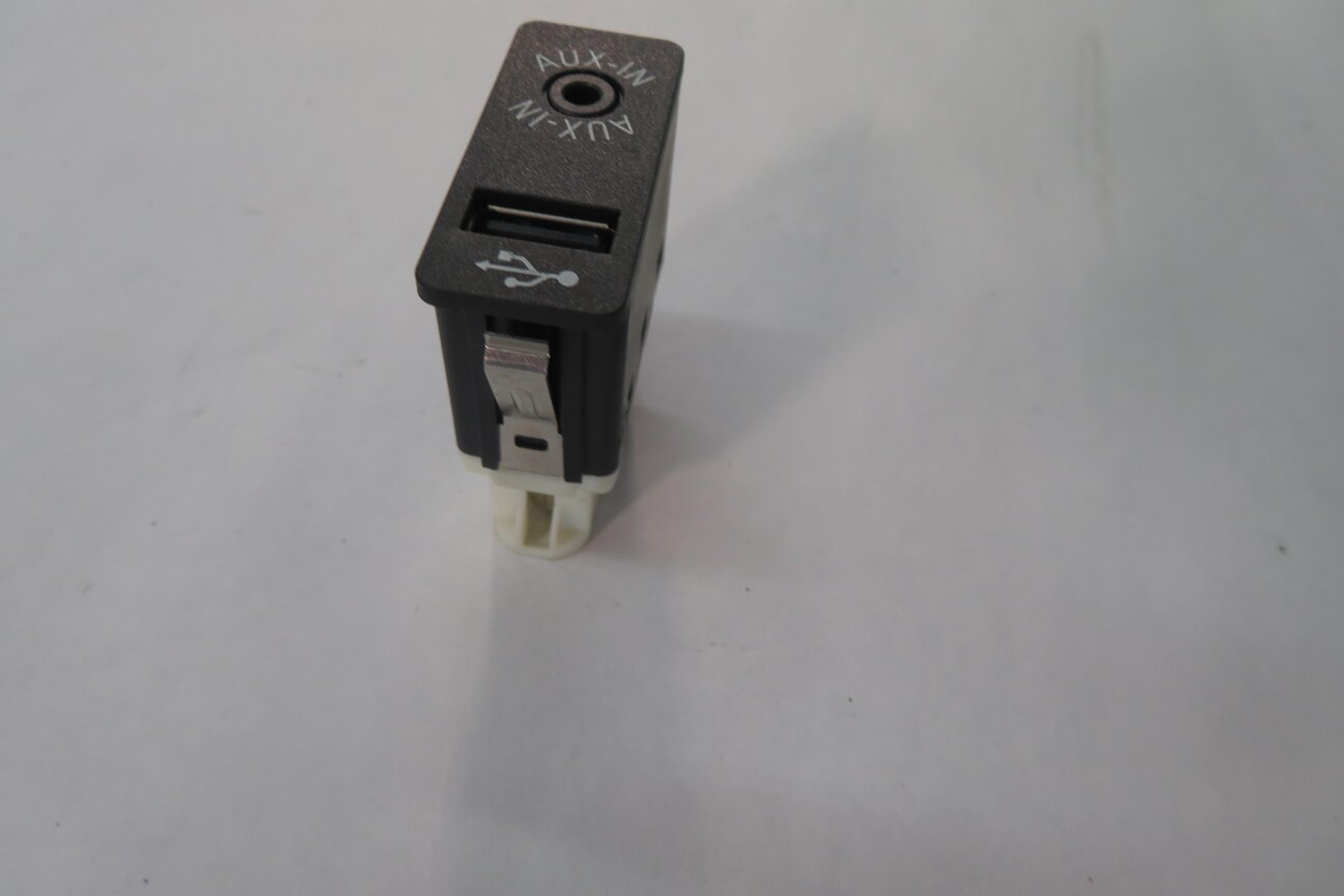 Thumbnail 3: 2013 BMW X5M ///M (E70) RADIO STEREO AUX AUXILIRAY AUDIO IN INPUT JACK w/ USB