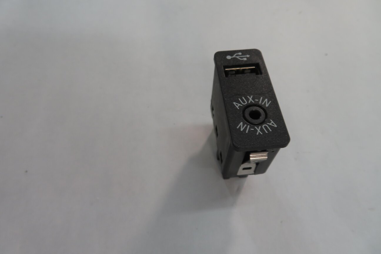 Thumbnail 4: 2013 BMW X5M ///M (E70) RADIO STEREO AUX AUXILIRAY AUDIO IN INPUT JACK w/ USB