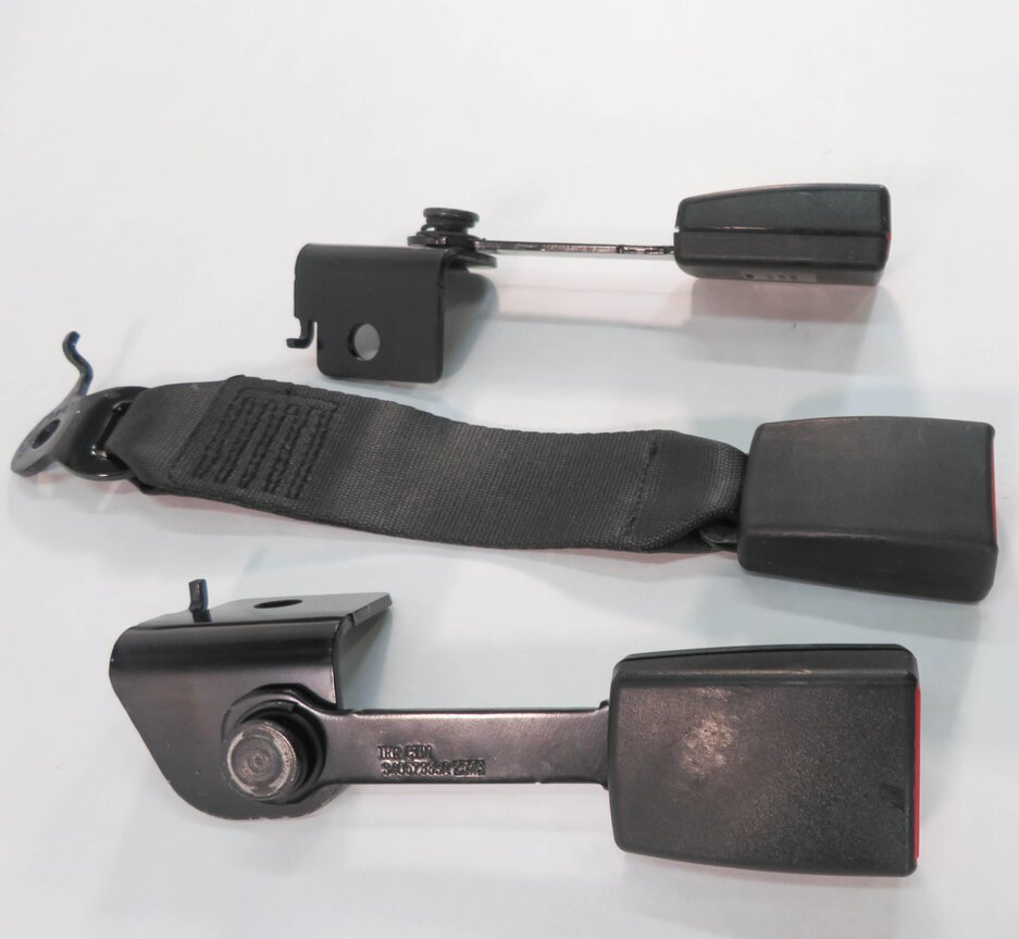Thumbnail 3: 2013 BMW 750i (F01) REAR SEAT SEATBELT BUCKLE RECEIVER SET-3 (BLACK)