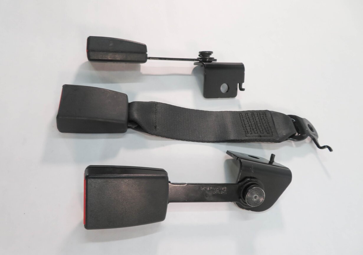 Thumbnail 4: 2013 BMW 750i (F01) REAR SEAT SEATBELT BUCKLE RECEIVER SET-3 (BLACK)
