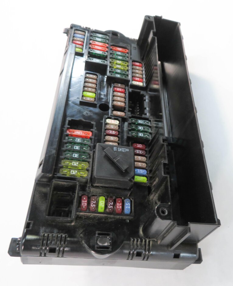 Thumbnail 2: 2013 BMW 750i (F01) FRONT POWER DISTRIBUTION RELAY FUSE BOX