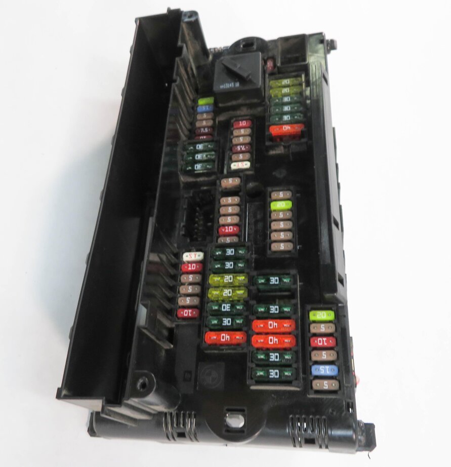 Thumbnail 3: 2013 BMW 750i (F01) FRONT POWER DISTRIBUTION RELAY FUSE BOX