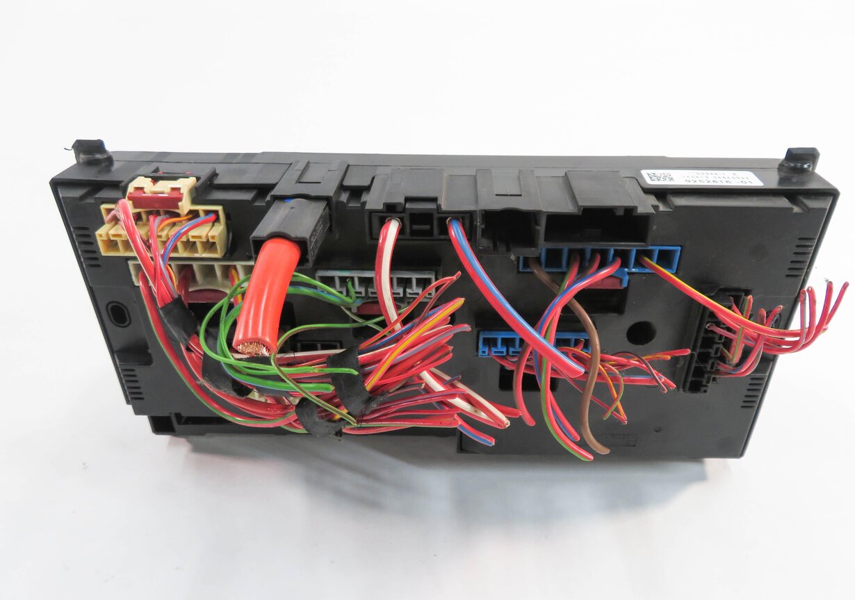 Thumbnail 4: 2013 BMW 750i (F01) FRONT POWER DISTRIBUTION RELAY FUSE BOX