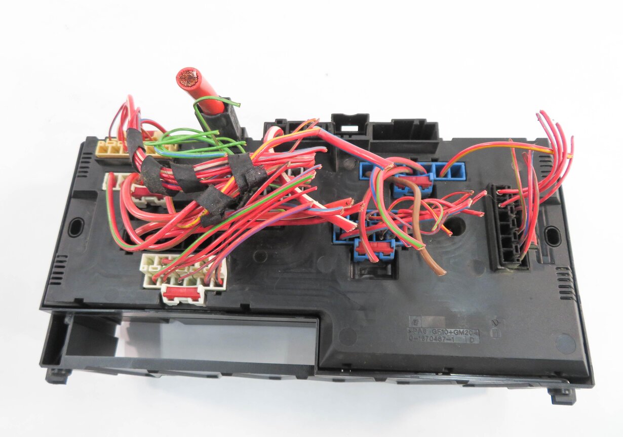 Thumbnail 5: 2013 BMW 750i (F01) FRONT POWER DISTRIBUTION RELAY FUSE BOX