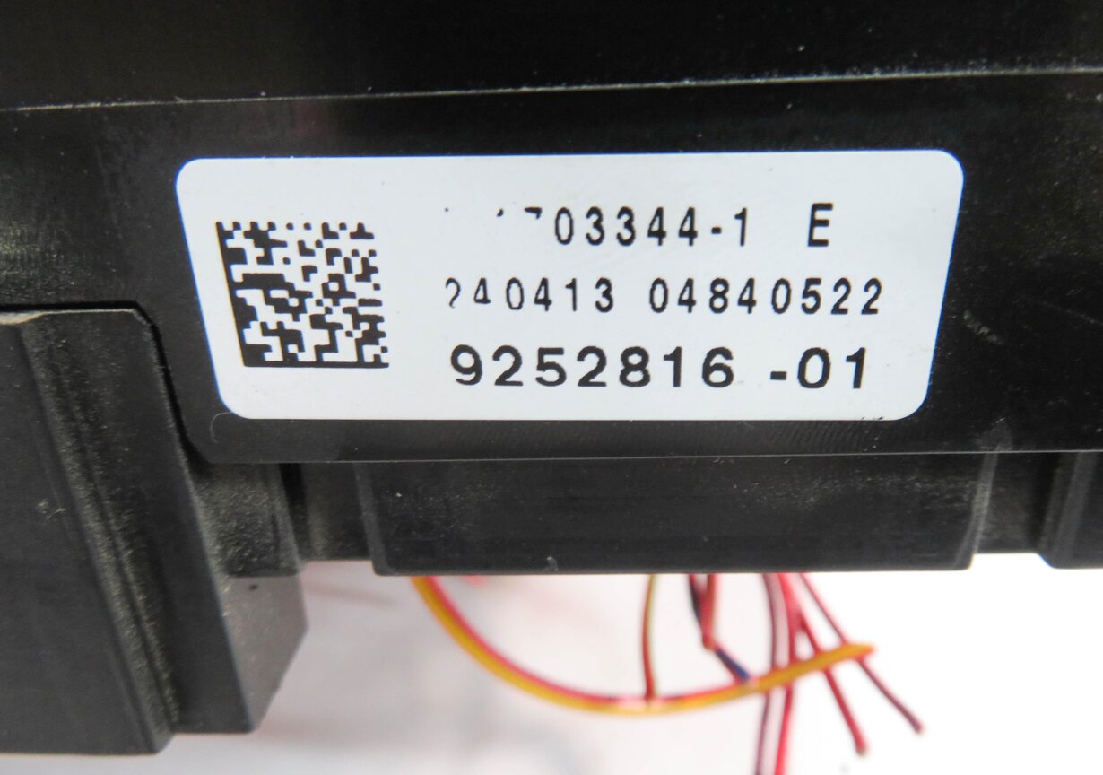Thumbnail 6: 2013 BMW 750i (F01) FRONT POWER DISTRIBUTION RELAY FUSE BOX