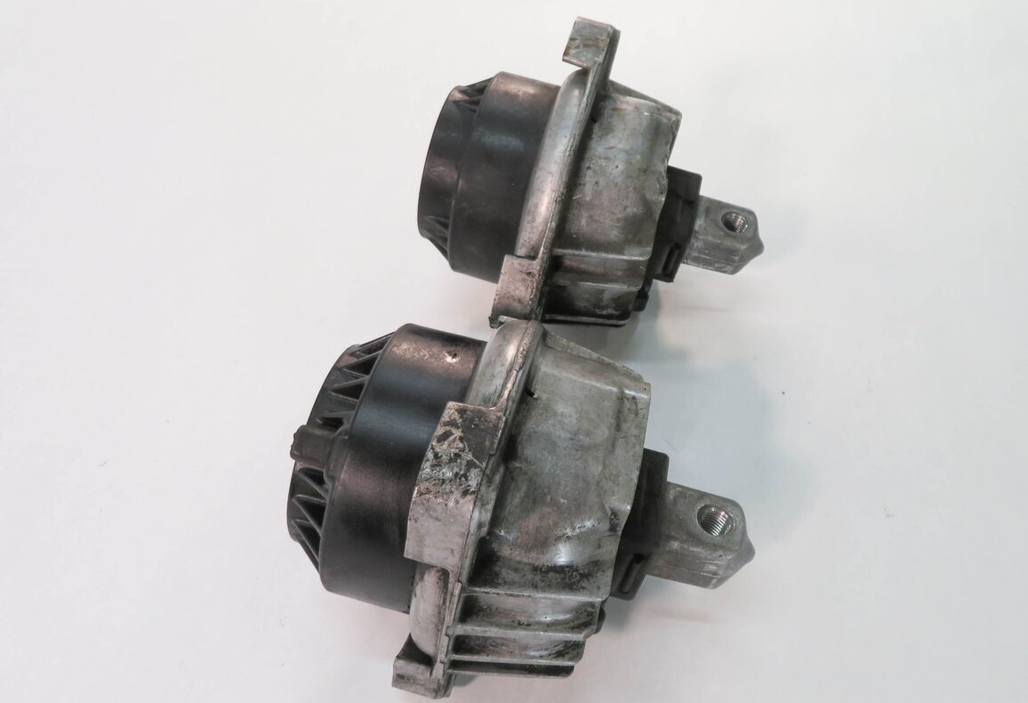 Thumbnail 3: 2010 BMW 750i (F01) 4.4L N63 TWIN TURBO ENGINE - LEFT & RIGHT MOTOR MOUNT SET-2
