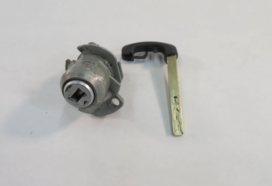 2010 BMW 750i (F01) LEFT FRONT DRIVER DOOR HANDLE LOCK CYLINDER w/ KEY