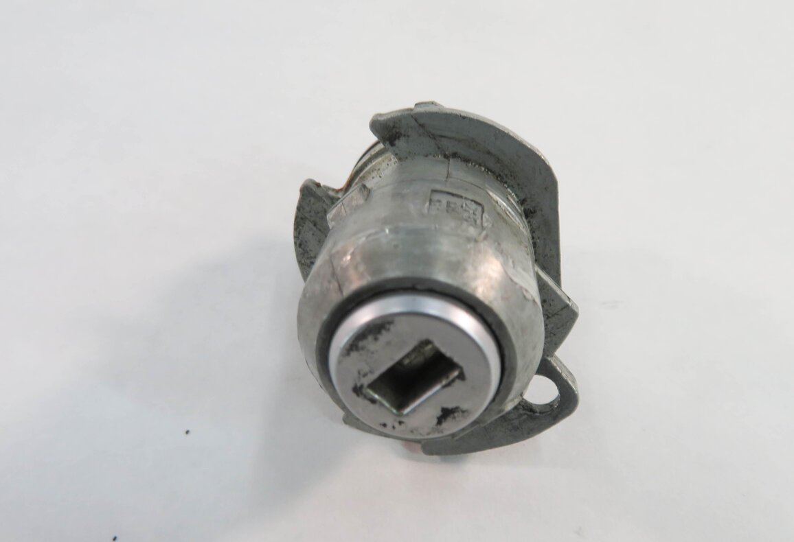 Thumbnail 2: 2010 BMW 750i (F01) LEFT FRONT DRIVER DOOR HANDLE LOCK CYLINDER w/ KEY