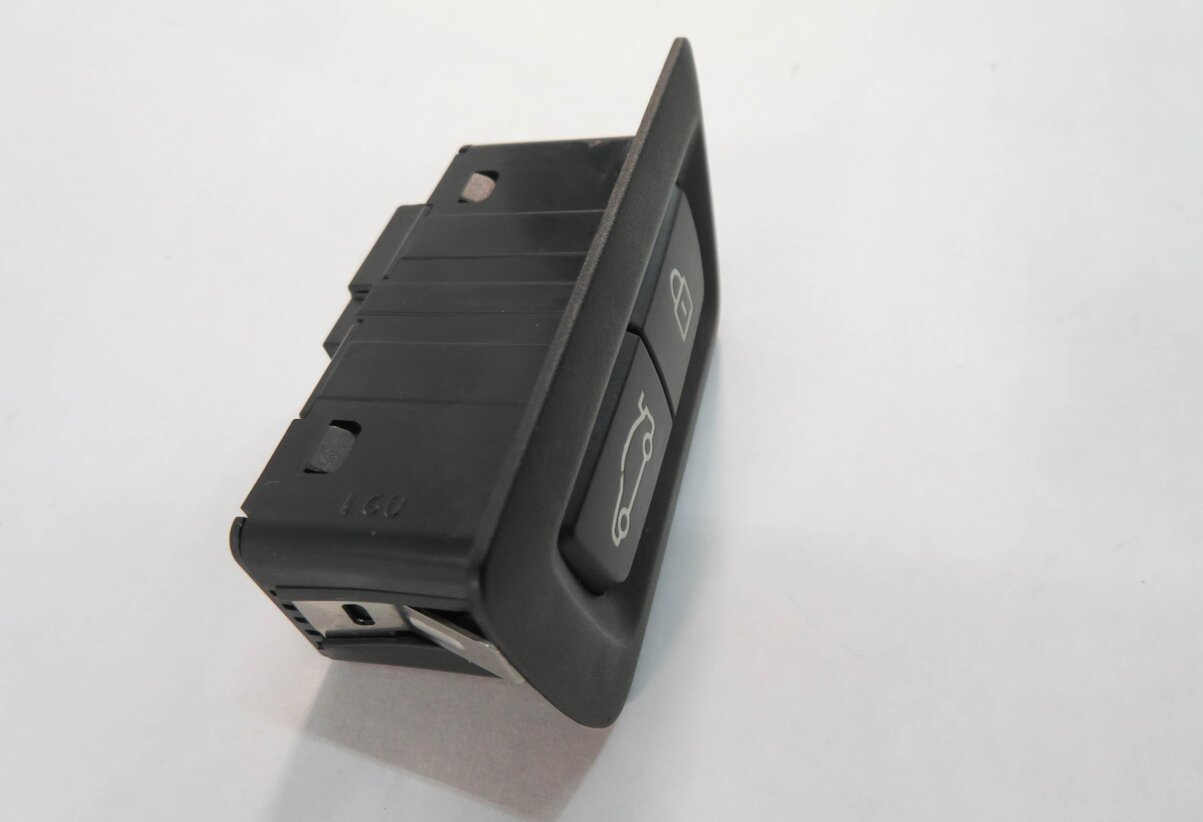 Thumbnail 2: 2010 BMW 750i (F01) REAR TRUNK AUTOMATIC CLOSE LOCK SWITCH BUTTON